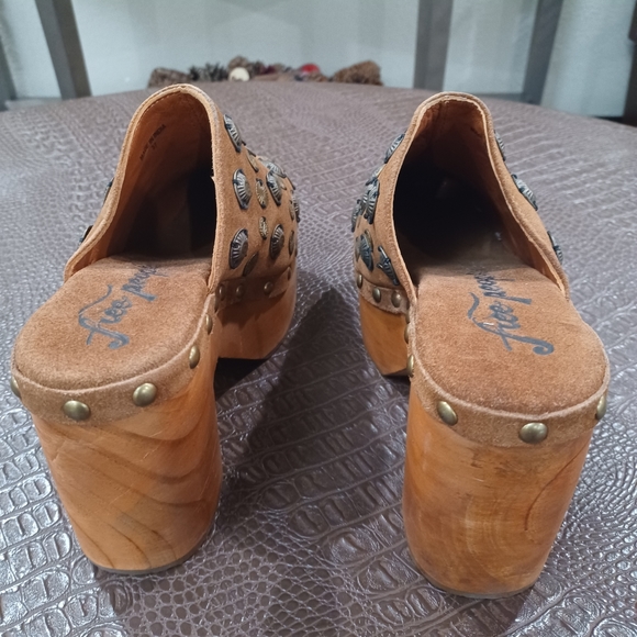 NEW! FREE PEOPLE BROWN SUEDE CLOGS NEW - Picture 4 of 5